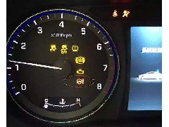 仪表盘亮起了一个方向盘的标志是什么原因？怎么解决？